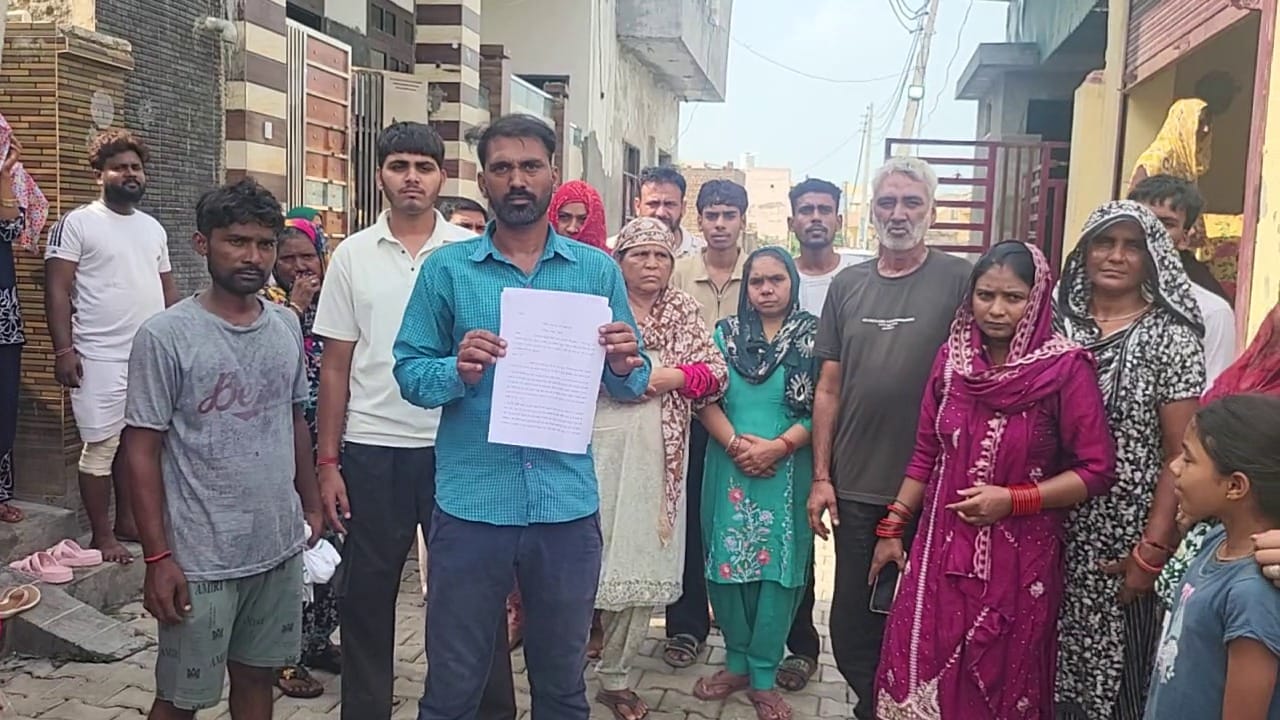 शिकायत की कॉपी दिखाते हुए घायल के परिजन। संवाद शिकायत की कॉपी दिखाते हुए घायल के परिजन। संवाद