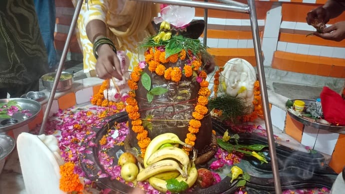 श्री संत द्वारा हरि मंदिर में आरती करते श्रद्धालु। स्रोत : सोसायटी