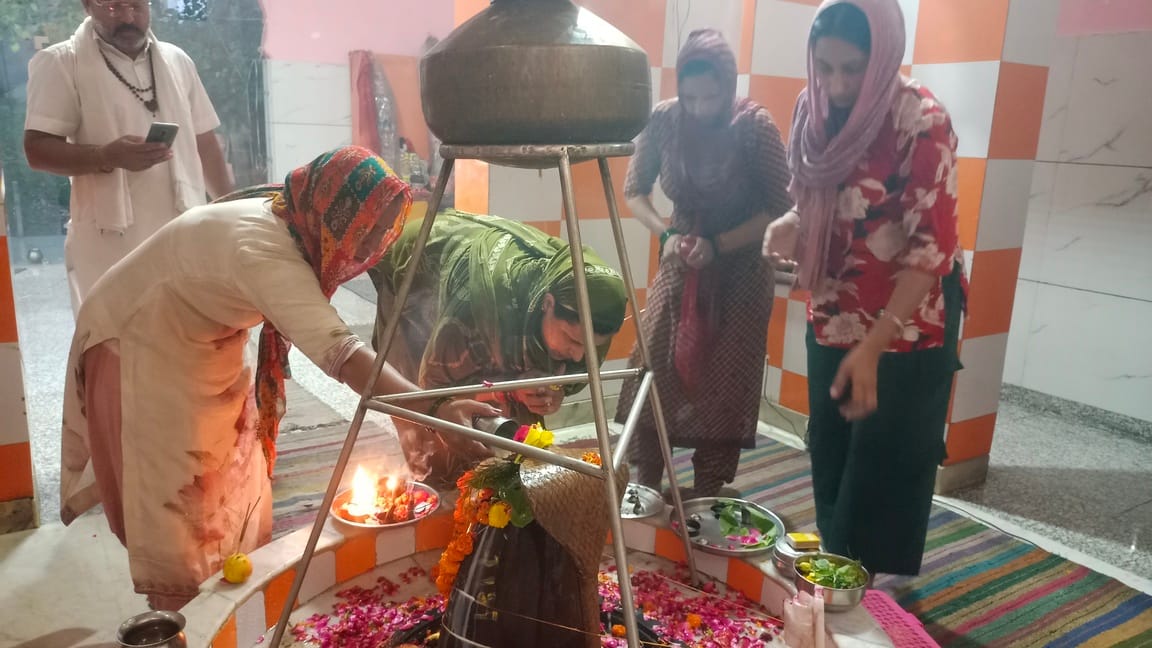 श्री संत द्वारा हरि मंदिर में आरती करते श्रद्धालु। स्रोत : सोसायटी