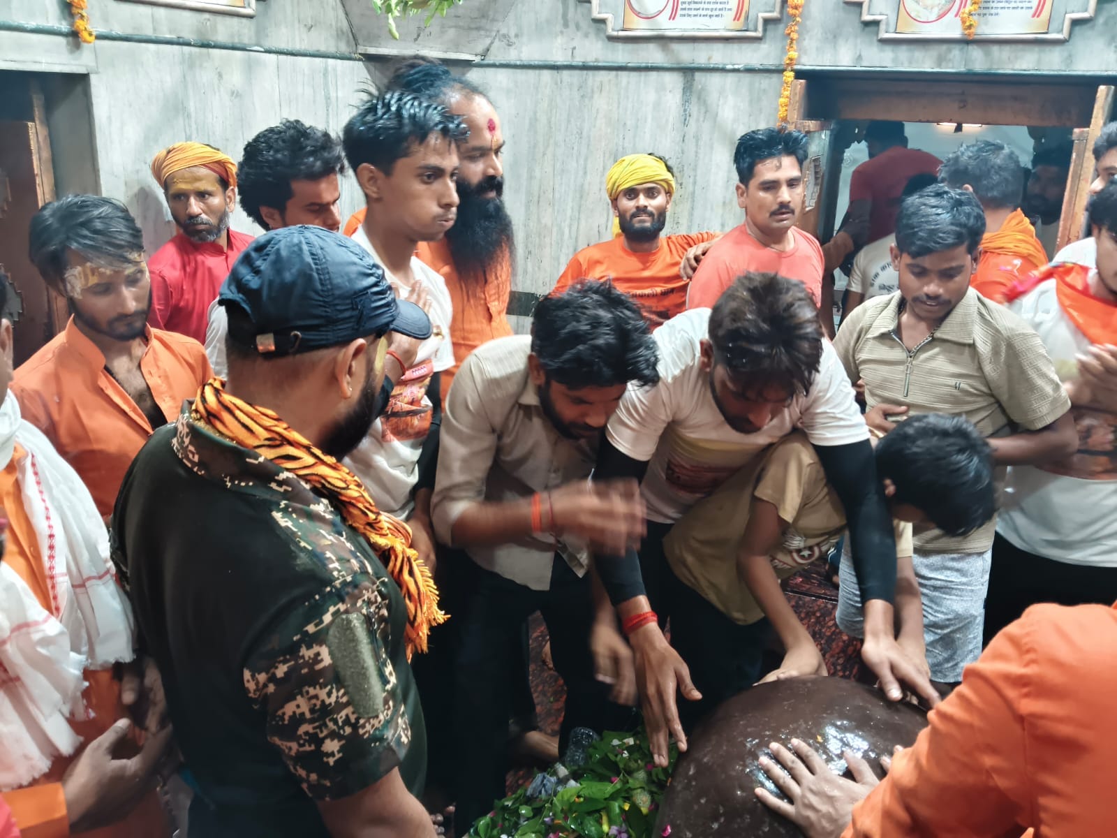 देवघट मंदिर पर लगी भक्तों की कतार।संवाद देवघट मंदिर पर लगी भक्तों की कतार।संवाद