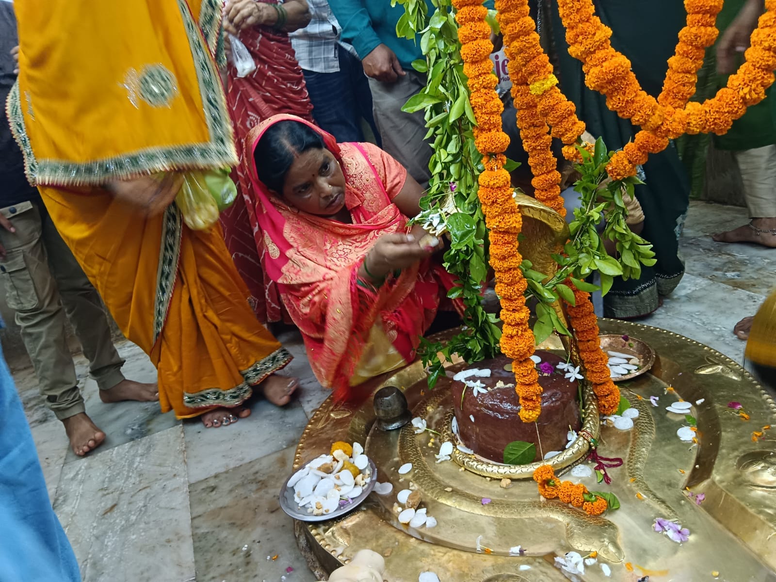 देवघट मंदिर पर लगी भक्तों की कतार।संवाद देवघट मंदिर पर लगी भक्तों की कतार।संवाद