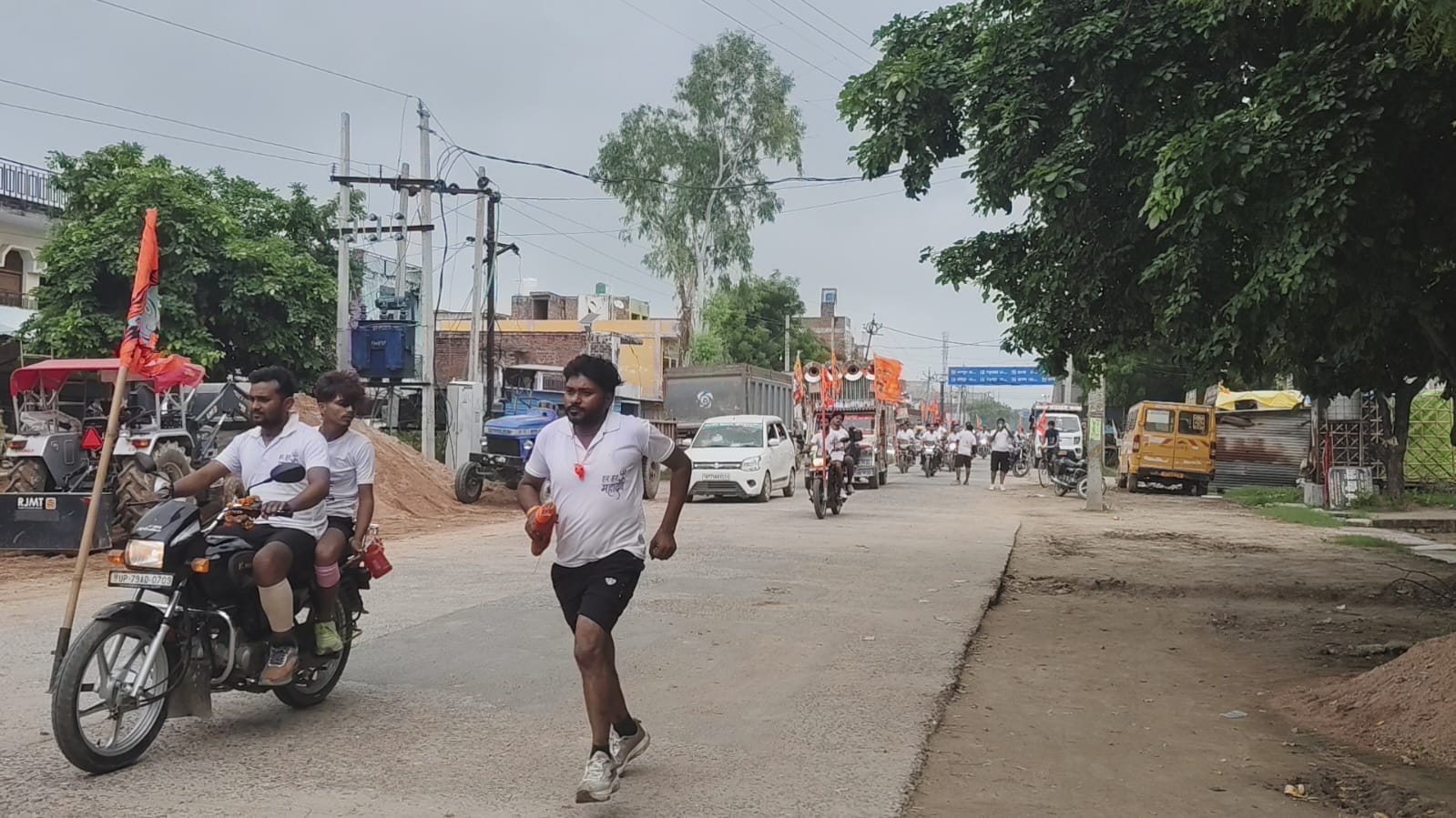 देवघट मंदिर पर लगी भक्तों की कतार।संवाद देवघट मंदिर पर लगी भक्तों की कतार।संवाद