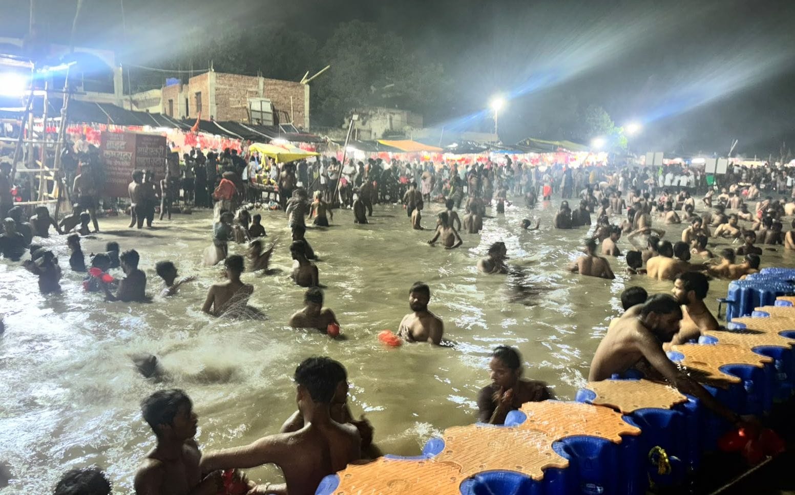 उझानी मे ट्रेन के समय रेलवे फाटक पर खड़ी बरेली के कांवड़ियों की टोली। संवाद उझानी मे ट्रेन के समय रेलवे फाटक पर खड़ी बरेली के कांवड़ियों की टोली। संवाद