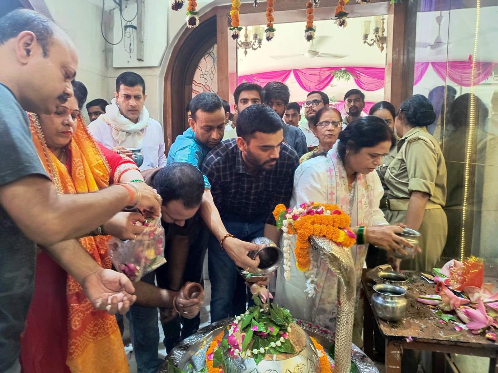 विश्वनाथ मंदिर में मनोकामना शिलापट पर अपनी मनोकामना लिखती बच्ची। संवाद विश्वनाथ मंदिर में मनोकामना शिलापट पर अपनी मनोकामना लिखती बच्ची। संवाद