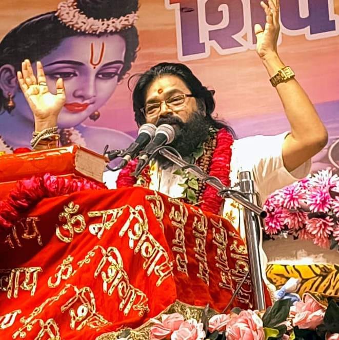 विश्वनाथ मंदिर में मनोकामना शिलापट पर अपनी मनोकामना लिखती बच्ची। संवाद विश्वनाथ मंदिर में मनोकामना शिलापट पर अपनी मनोकामना लिखती बच्ची। संवाद