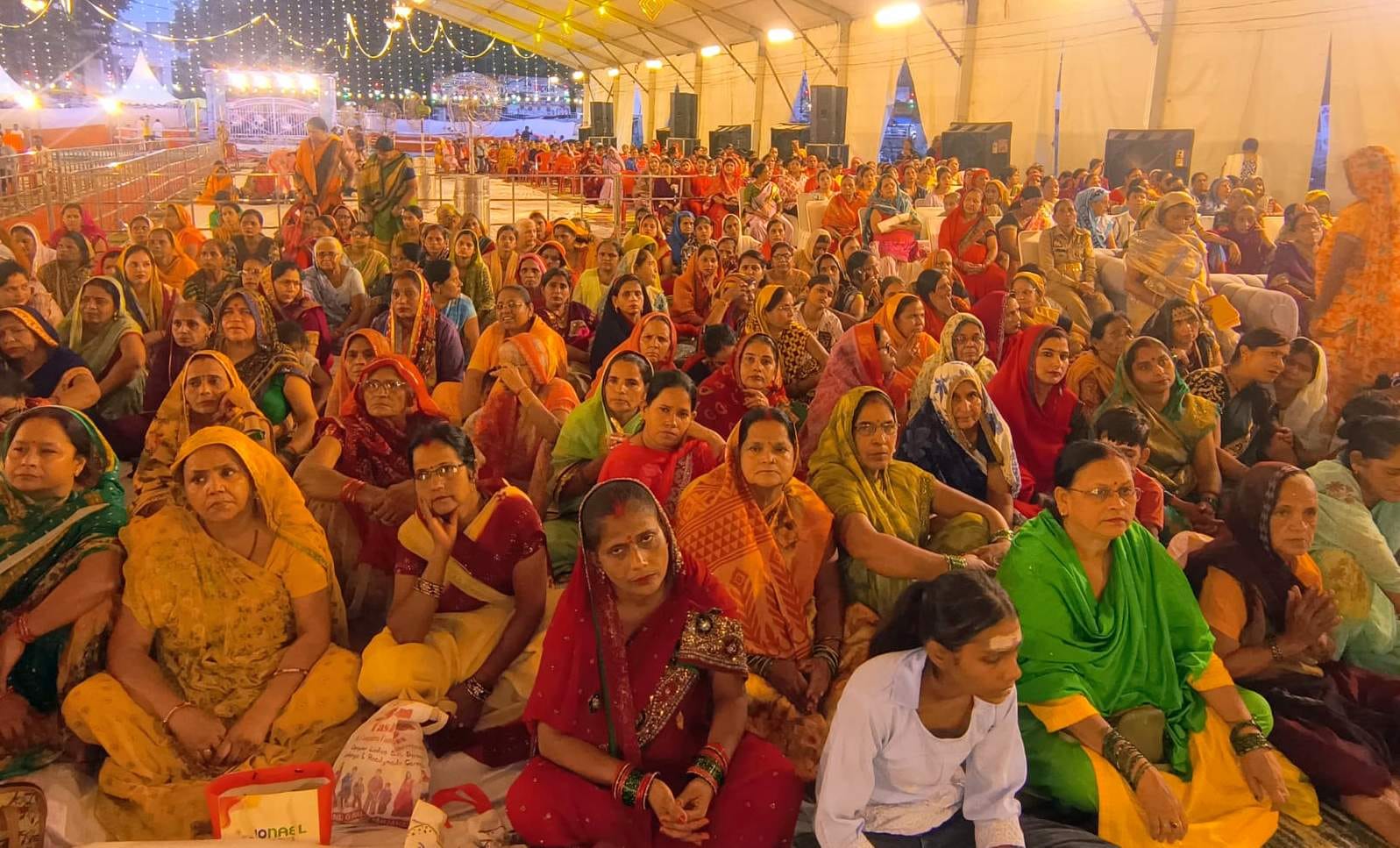 विश्वनाथ मंदिर में मनोकामना शिलापट पर अपनी मनोकामना लिखती बच्ची। संवाद विश्वनाथ मंदिर में मनोकामना शिलापट पर अपनी मनोकामना लिखती बच्ची। संवाद