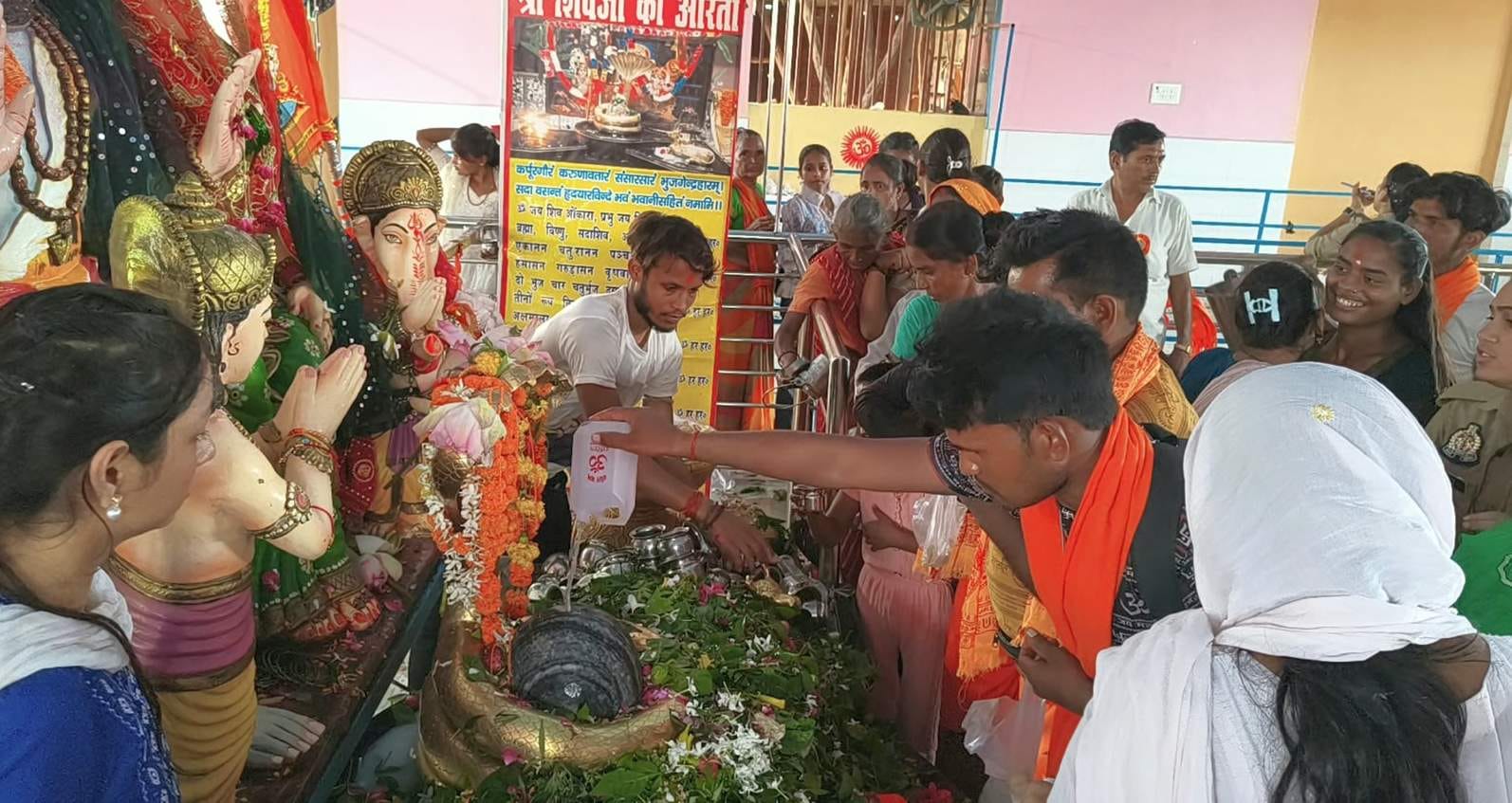 विश्वनाथ मंदिर में मनोकामना शिलापट पर अपनी मनोकामना लिखती बच्ची। संवाद विश्वनाथ मंदिर में मनोकामना शिलापट पर अपनी मनोकामना लिखती बच्ची। संवाद
