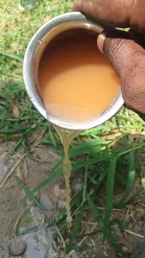 वाटर कूलर का गंदा पानी दिखाते अभिभावक । सोशल मीडिया वाटर कूलर का गंदा पानी दिखाते अभिभावक । सोशल मीडिया