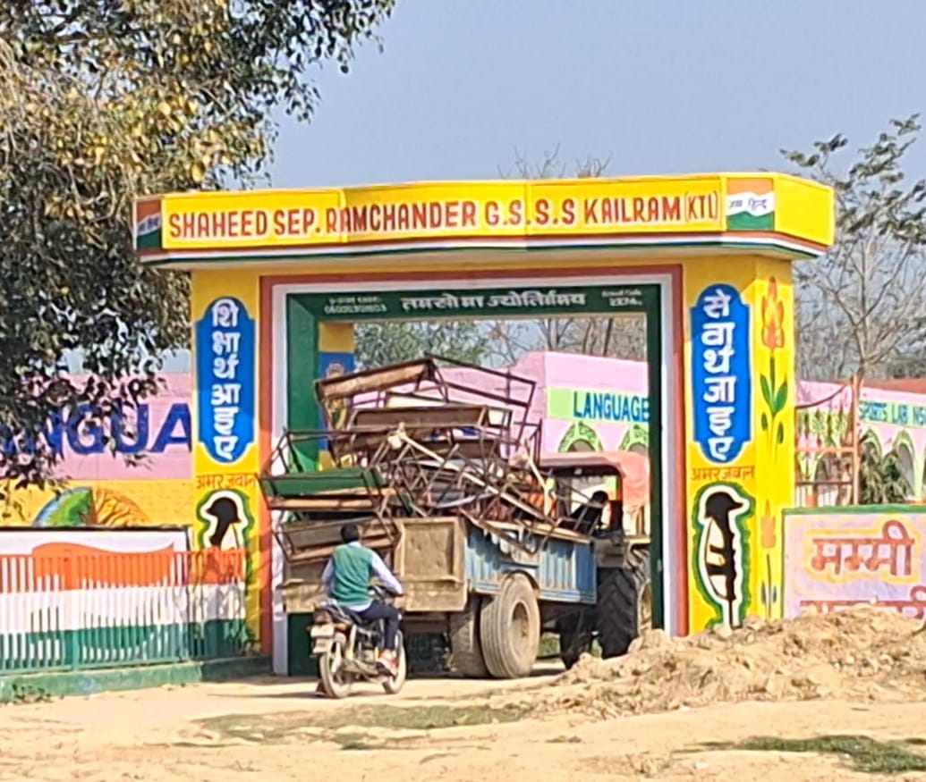 वाटर कूलर का गंदा पानी दिखाते अभिभावक । सोशल मीडिया वाटर कूलर का गंदा पानी दिखाते अभिभावक । सोशल मीडिया