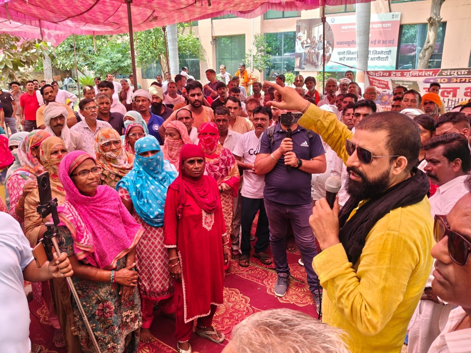 18-सफाई कर्मचारियों की हड़ताल के समर्थन में लघु सचिवालय के बाहर प्रदर्शन करते सर्व कर्मचारी संघ