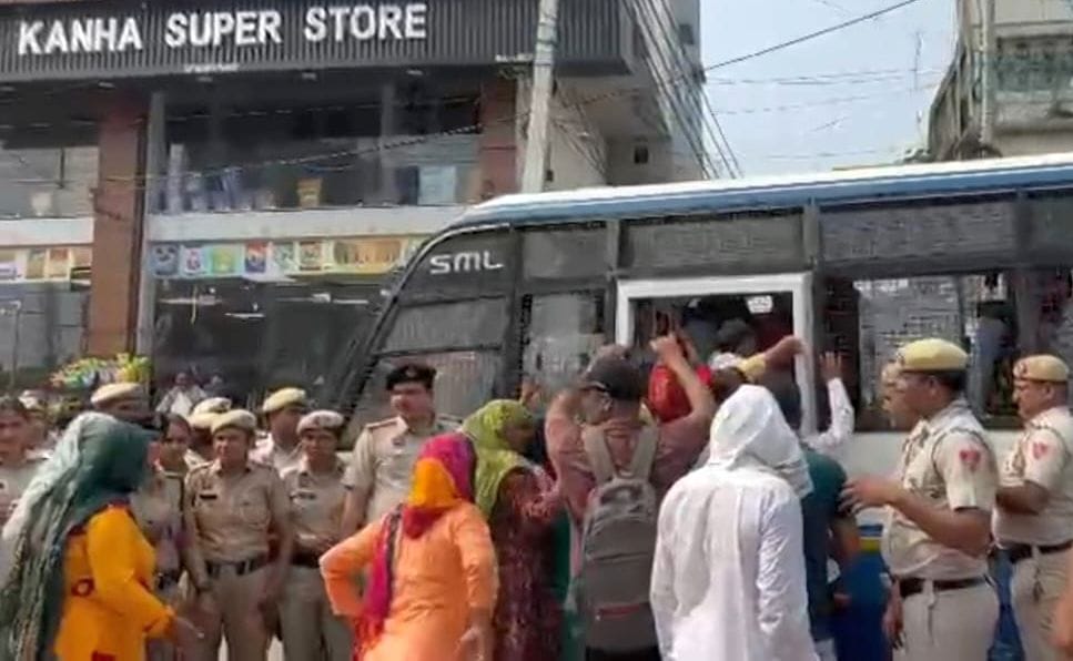 25जेएनडी08: सुबह रेलवे रोड पर सफाई कर्मियों के विरोध के बाद रोकी गई जेसीबी व ट्रैक्टर -ट्राली। 25जेएनडी08: सुबह रेलवे रोड पर सफाई कर्मियों के विरोध के बाद रोकी गई जेसीबी व ट्रैक्टर -ट्राली।