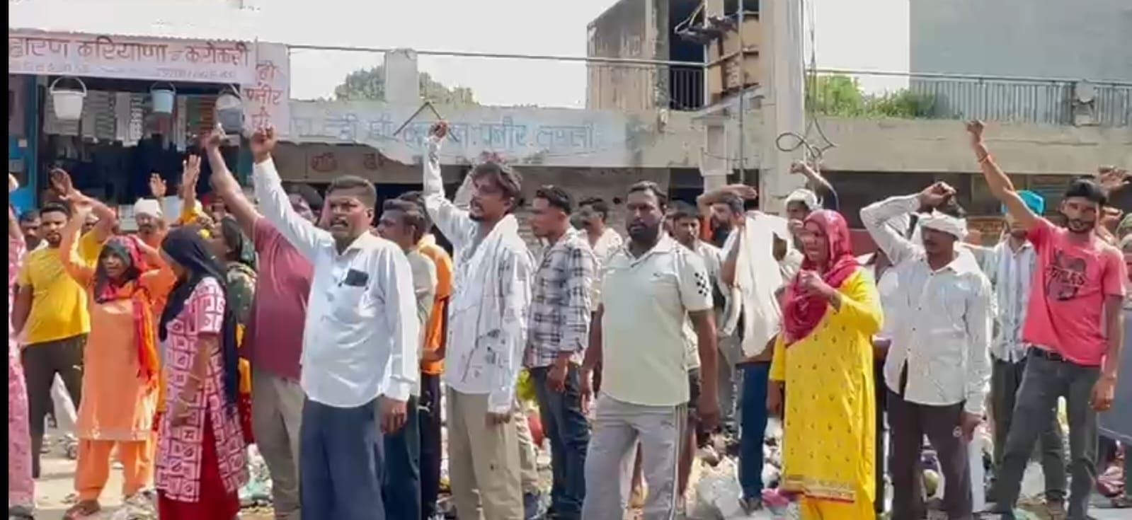 25जेएनडी08: सुबह रेलवे रोड पर सफाई कर्मियों के विरोध के बाद रोकी गई जेसीबी व ट्रैक्टर -ट्राली। 25जेएनडी08: सुबह रेलवे रोड पर सफाई कर्मियों के विरोध के बाद रोकी गई जेसीबी व ट्रैक्टर -ट्राली।