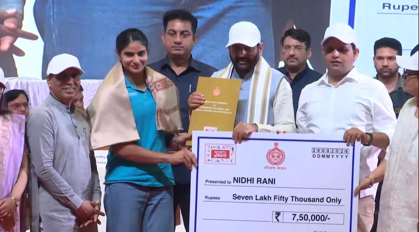 57-संजना को सम्मान राशि देते हुए मुख्यमंत्री नायब सैनी। स्रोत : परिजन 57-संजना को सम्मान राशि देते हुए मुख्यमंत्री नायब सैनी। स्रोत : परिजन