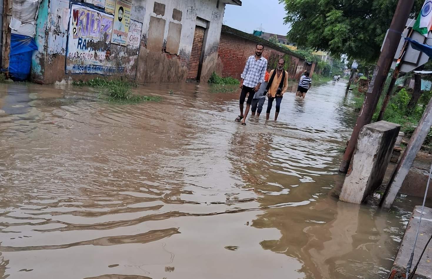 अलीनगर में घरों में घुसा बारिश का पानी। स्रोत:-जागरूक पाठक अलीनगर में घरों में घुसा बारिश का पानी। स्रोत:-जागरूक पाठक