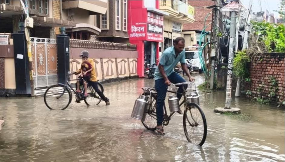 अलीनगर में घरों में घुसा बारिश का पानी। स्रोत:-जागरूक पाठक अलीनगर में घरों में घुसा बारिश का पानी। स्रोत:-जागरूक पाठक
