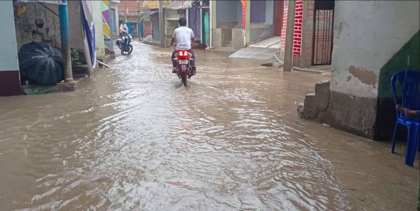 अलीनगर में घरों में घुसा बारिश का पानी। स्रोत:-जागरूक पाठक अलीनगर में घरों में घुसा बारिश का पानी। स्रोत:-जागरूक पाठक