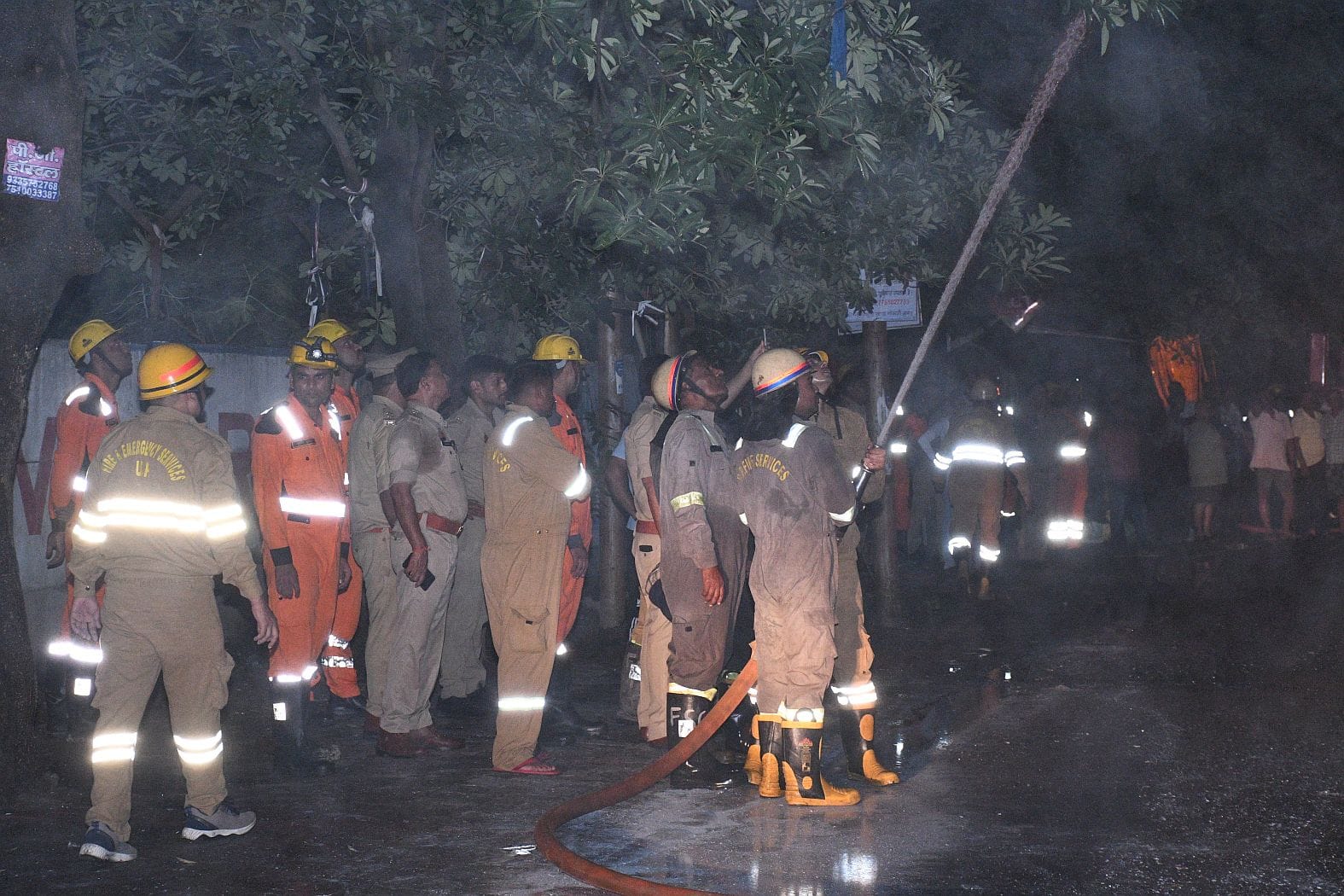 बिल्डिंग से निकलतीं लपटें व आग बुझाते दमकलकर्मी। बिल्डिंग से निकलतीं लपटें व आग बुझाते दमकलकर्मी।