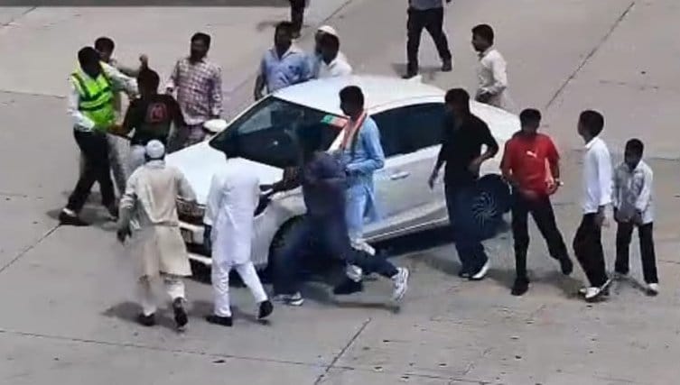 बागपत के काठा गांव स्थित दिल्ली-देहरादून एक्सप्रेसवे पर मारपीट के दौरान घायल हुए टोलकर्मी। संव