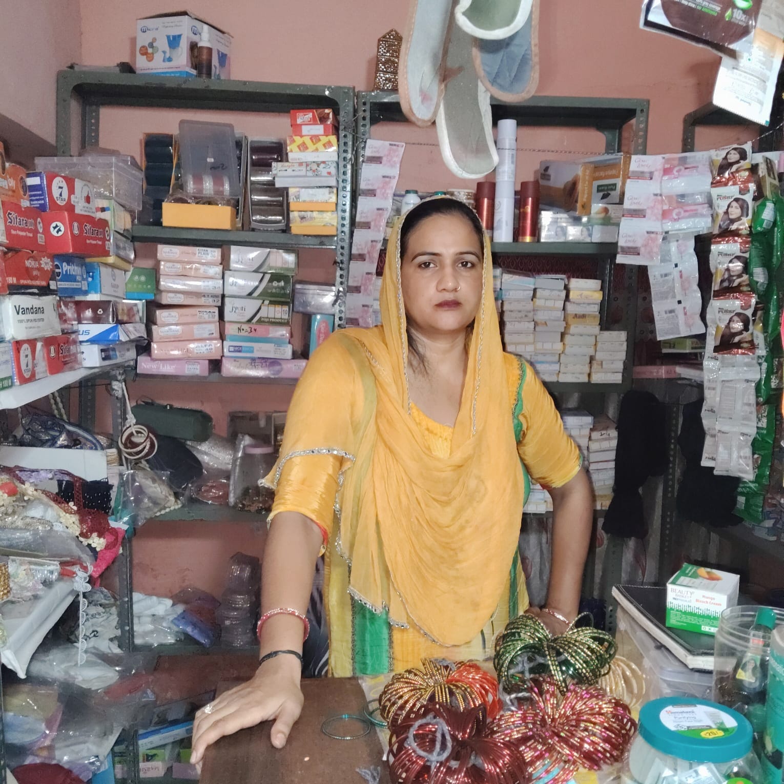 ब्यूटी पार्लर में मौजूद शिखा। स्वयं