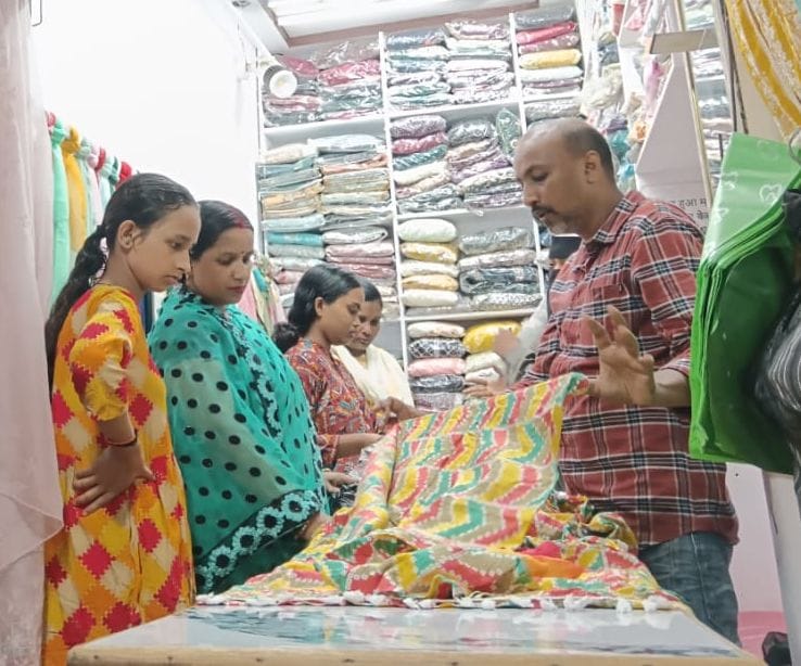 चौक बाजार में राखी खरीदतीं बहनें। चौक बाजार में राखी खरीदतीं बहनें।