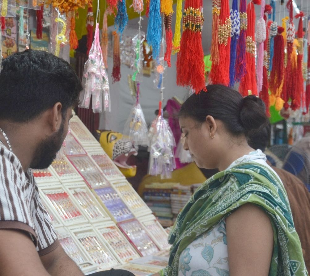 चौक बाजार में राखी खरीदतीं बहनें। चौक बाजार में राखी खरीदतीं बहनें।