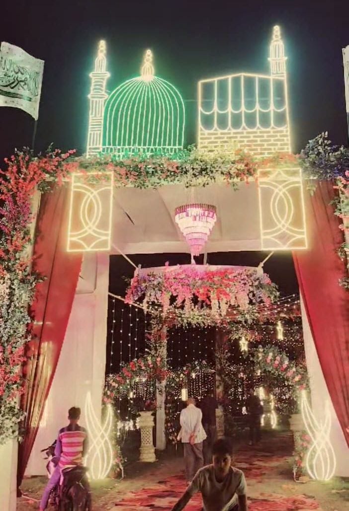 डुमरियागंज नगर क्षेत्र के बैदोलागढ़ में ईदुल मिलादुन्नबी को लेकर बनाया गया भव्य गेट व की गई सजा
