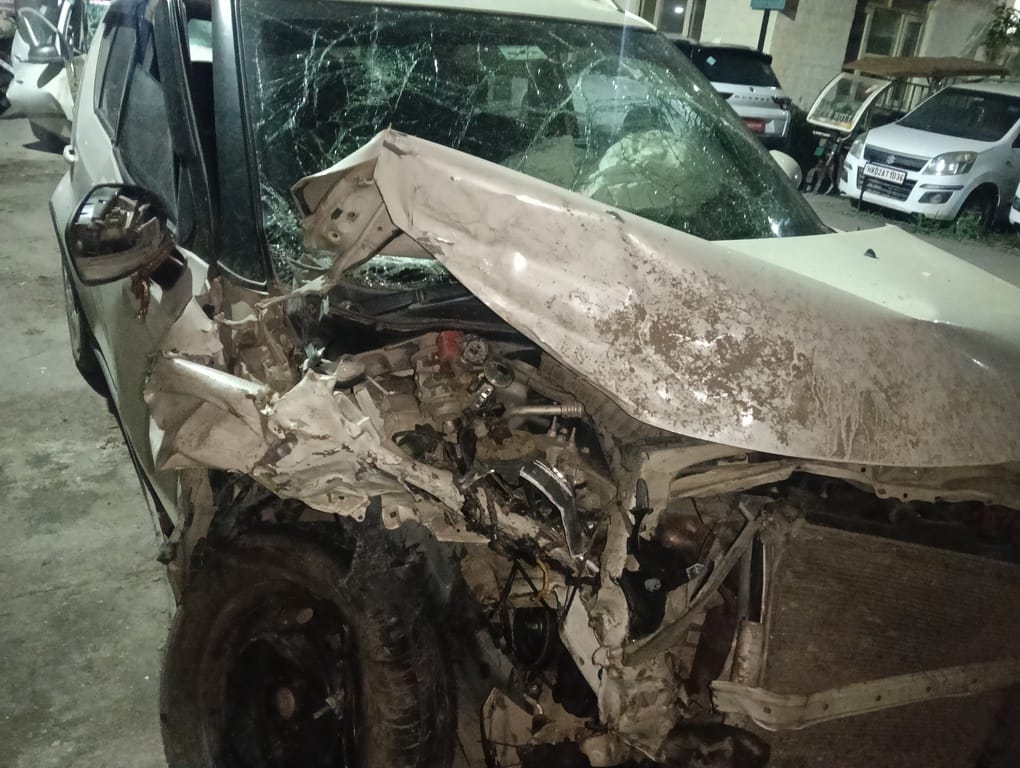 एलिवेटेड हाईवे पर हादसे में क्षतिग्रस्त गाड़ी। संवाद एलिवेटेड हाईवे पर हादसे में क्षतिग्रस्त गाड़ी। संवाद