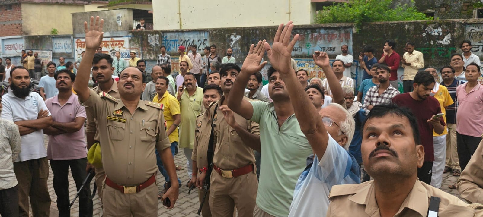 फोटो- 02 पानी की टंकी पर चढ़कर आत्महत्या की धमकी देता सोनू। संवाद