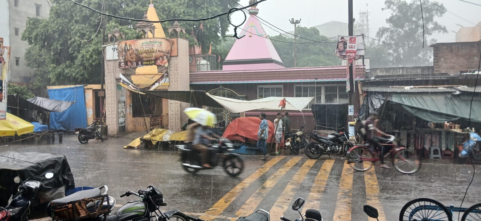 फोटो 05 कासगंज में बारिश के दौरान सुरक्षित जगह खडे लोग। स्रोत: संवाद फोटो 05 कासगंज में बारिश के दौरान सुरक्षित जगह खडे लोग। स्रोत: संवाद