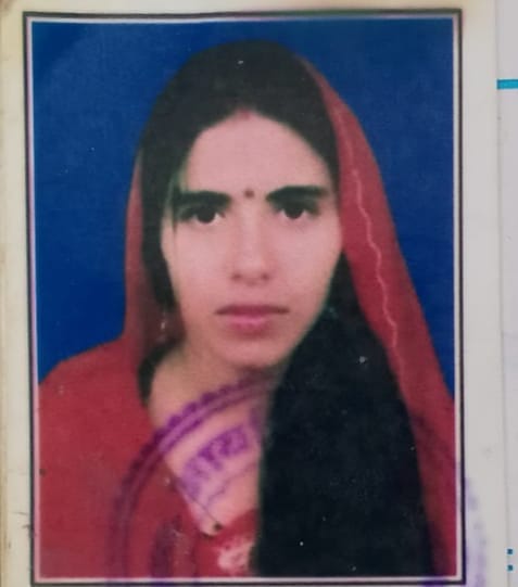 फोटो-10-ग्रामीणों को समझाने का प्रयास करते जनप्रतिनिधि व पुलिस। संवाद फोटो-10-ग्रामीणों को समझाने का प्रयास करते जनप्रतिनिधि व पुलिस। संवाद
