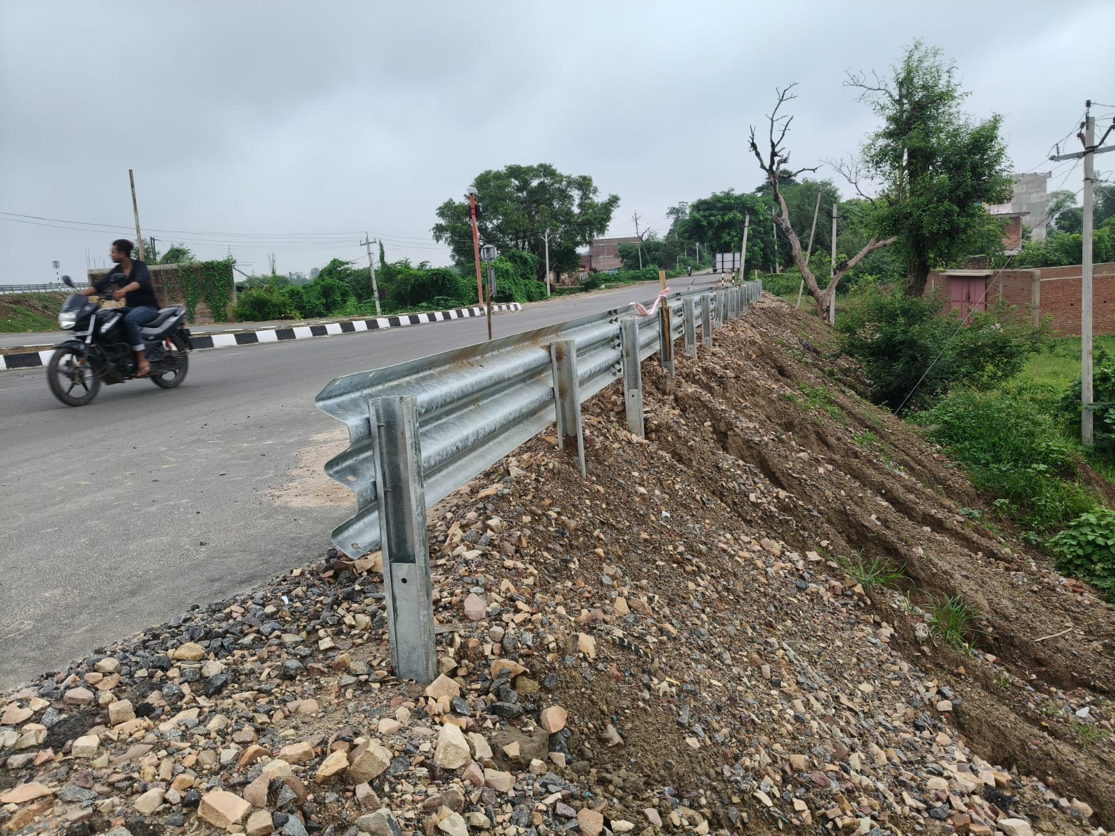 फोटो 25 सीकेटीपी01 बारिश से राम वन गमन हाईवे पर आईं दरारें। संवाद फोटो 25 सीकेटीपी01 बारिश से राम वन गमन हाईवे पर आईं दरारें। संवाद