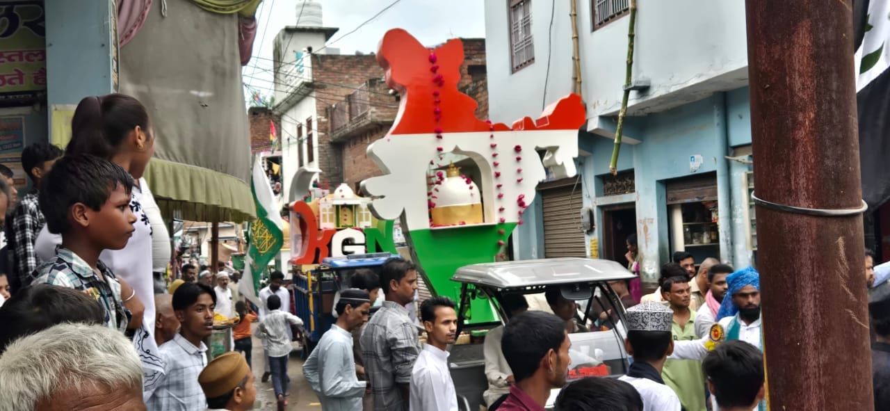 फोटो 31 शहर में जुलूसे मोहम्मदी में शामिल मुस्लिम समाज के लोग। संवाद फोटो 31 शहर में जुलूसे मोहम्मदी में शामिल मुस्लिम समाज के लोग। संवाद