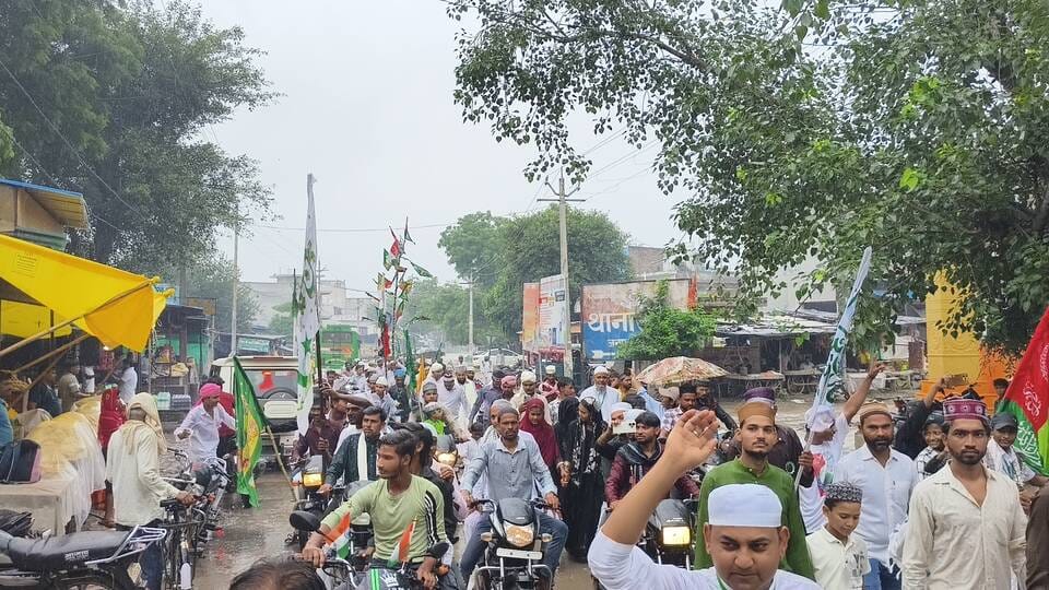 फोटो 31 शहर में जुलूसे मोहम्मदी में शामिल मुस्लिम समाज के लोग। संवाद फोटो 31 शहर में जुलूसे मोहम्मदी में शामिल मुस्लिम समाज के लोग। संवाद