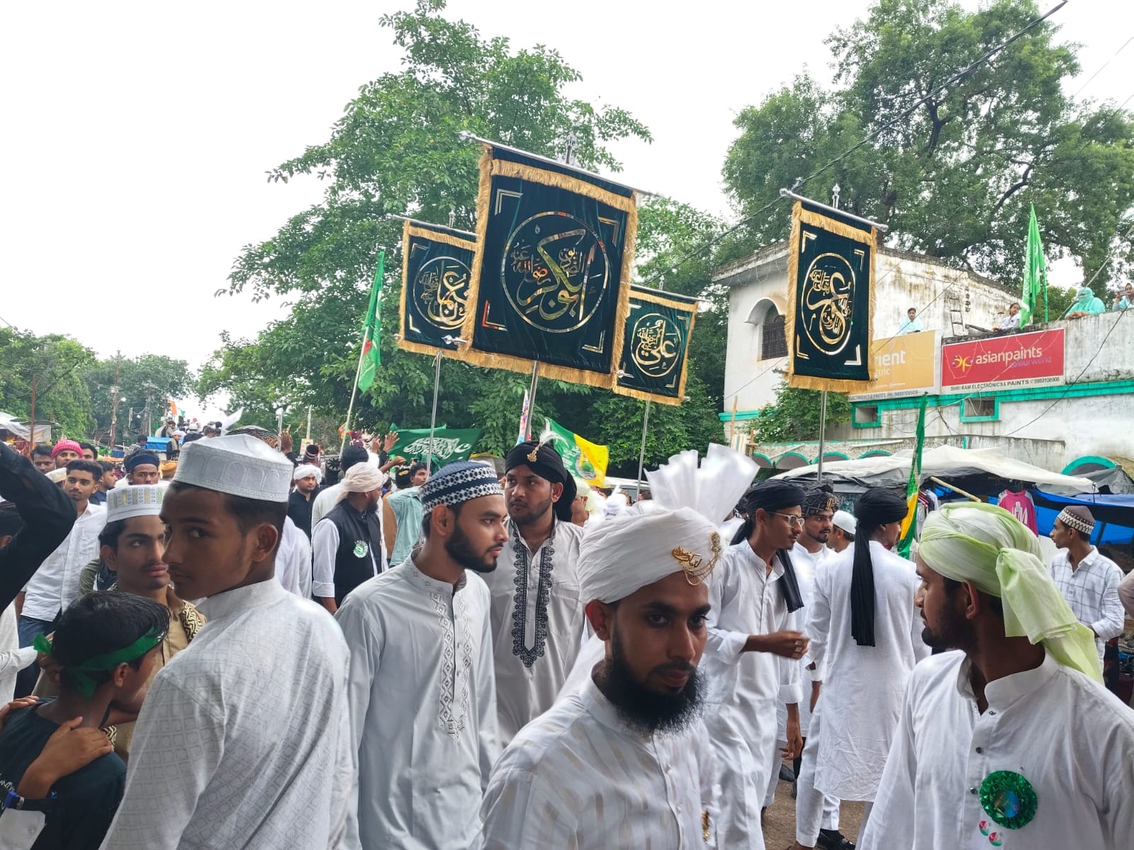 फोटो-37- गांव खप्टिहा कलां में बारावफात का जुलूस निकालते मुस्लिम समाज के लोग। संवाद फोटो-37- गांव खप्टिहा कलां में बारावफात का जुलूस निकालते मुस्लिम समाज के लोग। संवाद