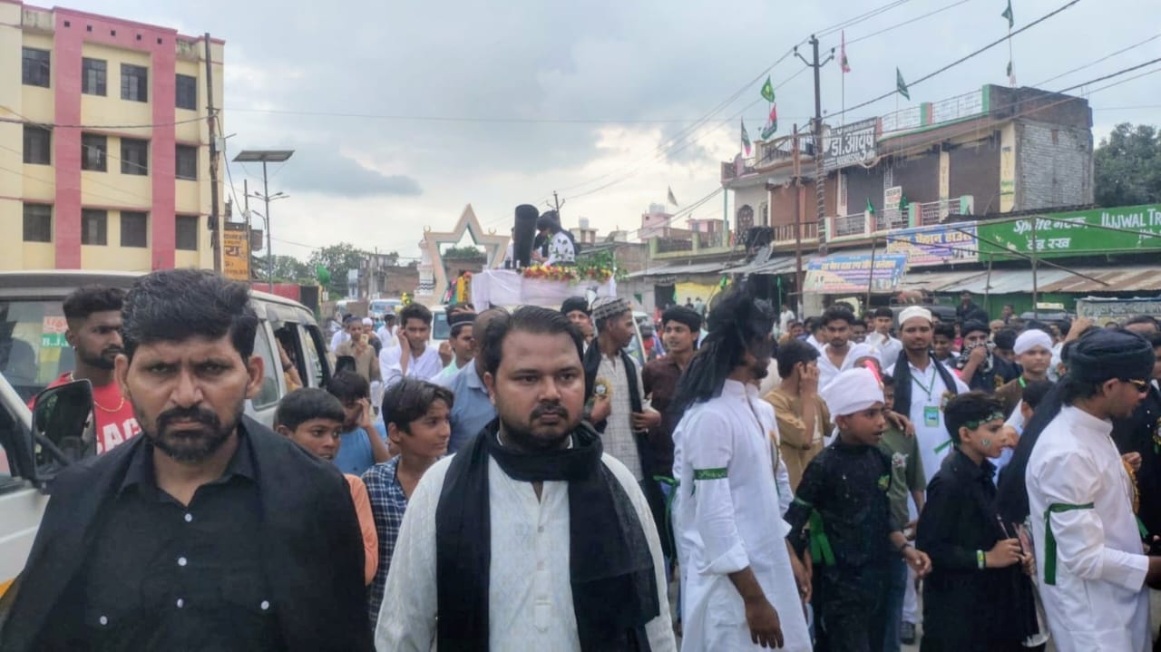 फोटो-37- गांव खप्टिहा कलां में बारावफात का जुलूस निकालते मुस्लिम समाज के लोग। संवाद फोटो-37- गांव खप्टिहा कलां में बारावफात का जुलूस निकालते मुस्लिम समाज के लोग। संवाद