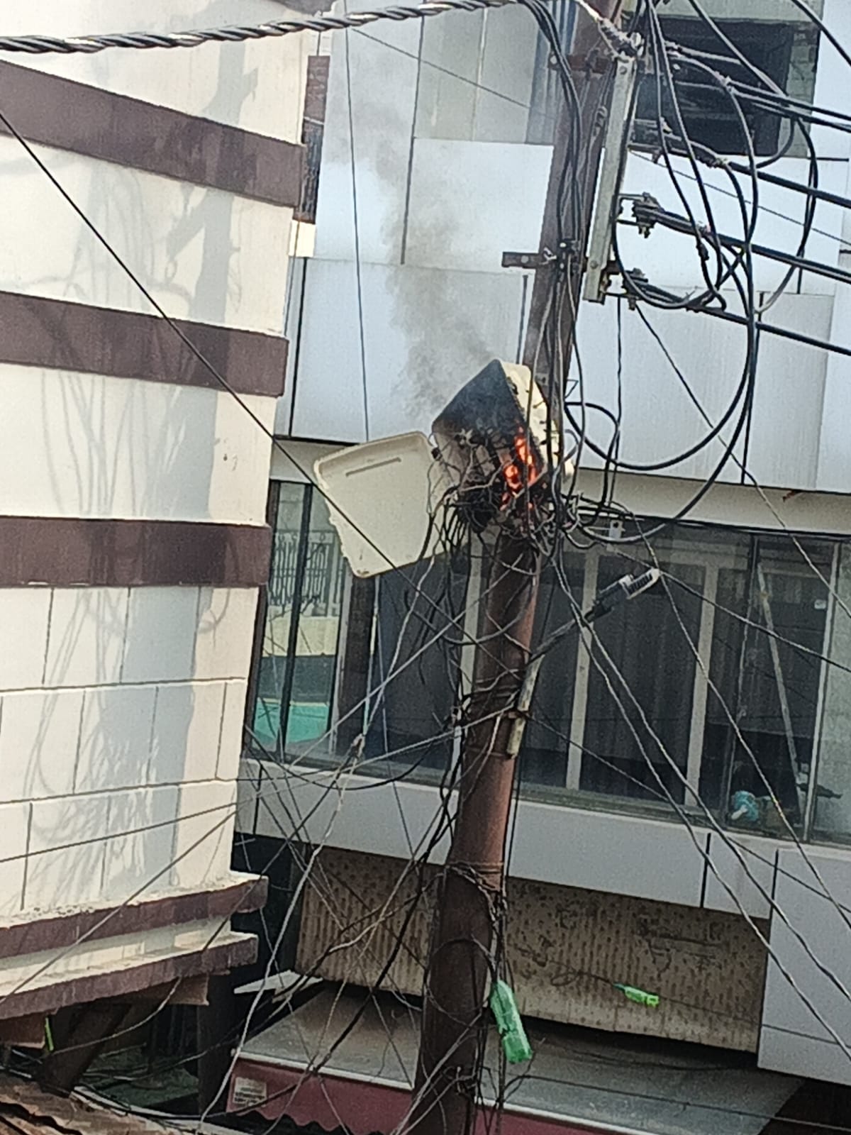 फोटो: सौंख के बैंक चौराहा स्थित केबिल बॉक्स में लगी आग फोटो: सौंख के बैंक चौराहा स्थित केबिल बॉक्स में लगी आग