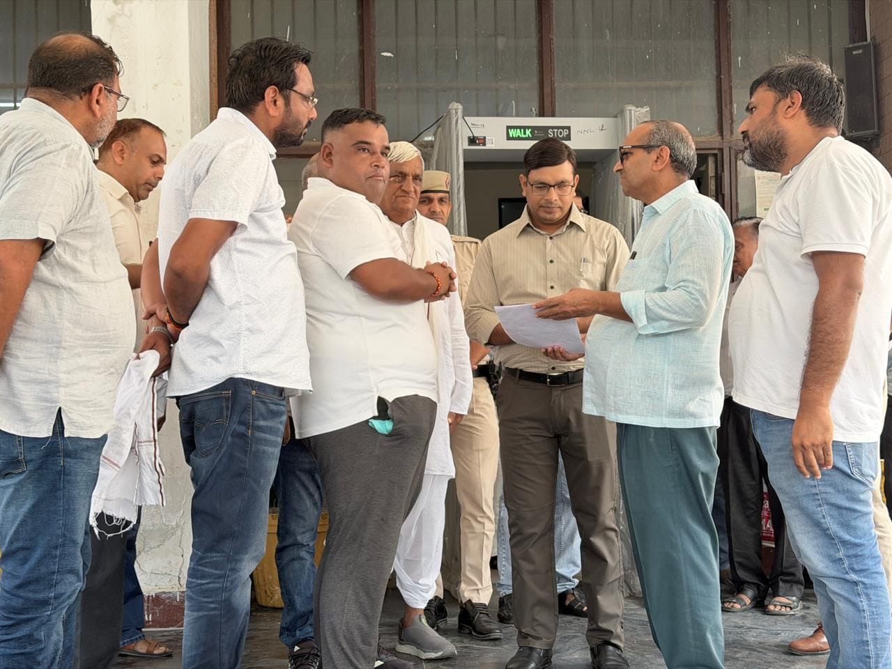 फोटो संख्या:56- हड़ताल के चलते महेंद्रगढ़ में पटवार कार्यालय के लगा ताला-संवाद फोटो संख्या:56- हड़ताल के चलते महेंद्रगढ़ में पटवार कार्यालय के लगा ताला-संवाद