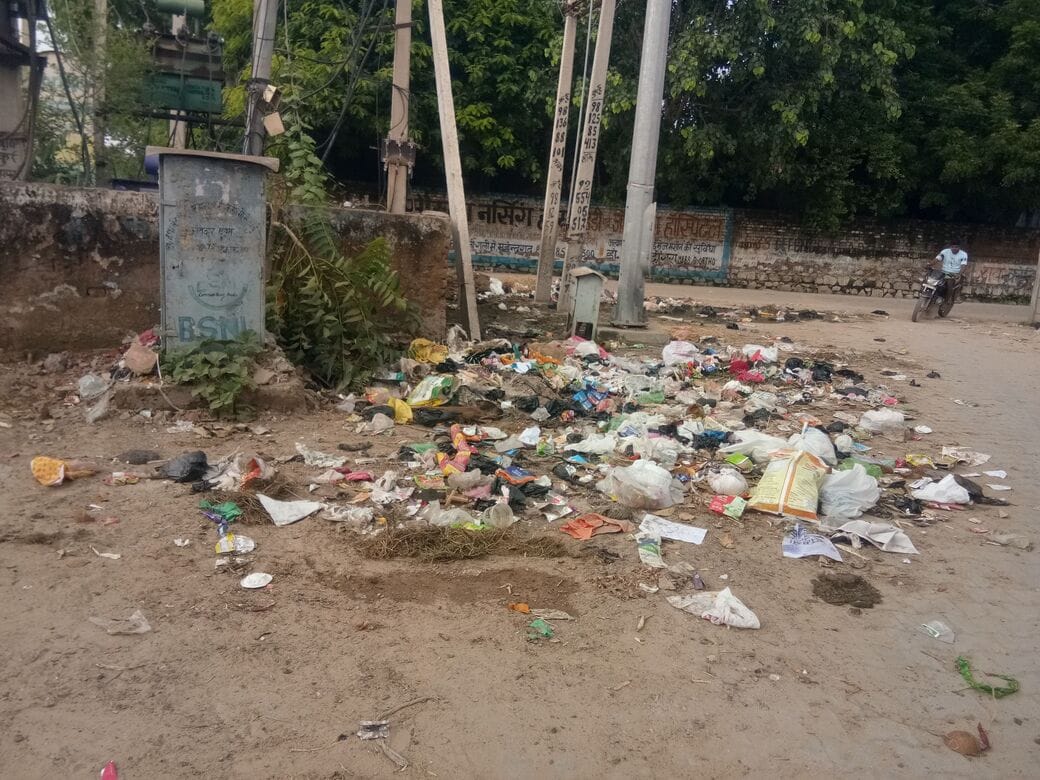 फोटो संख्या:63- नगर पालिका कार्यालय में धरने पर नारेबाजी करते कर्मचारी--संवाद फोटो संख्या:63- नगर पालिका कार्यालय में धरने पर नारेबाजी करते कर्मचारी--संवाद