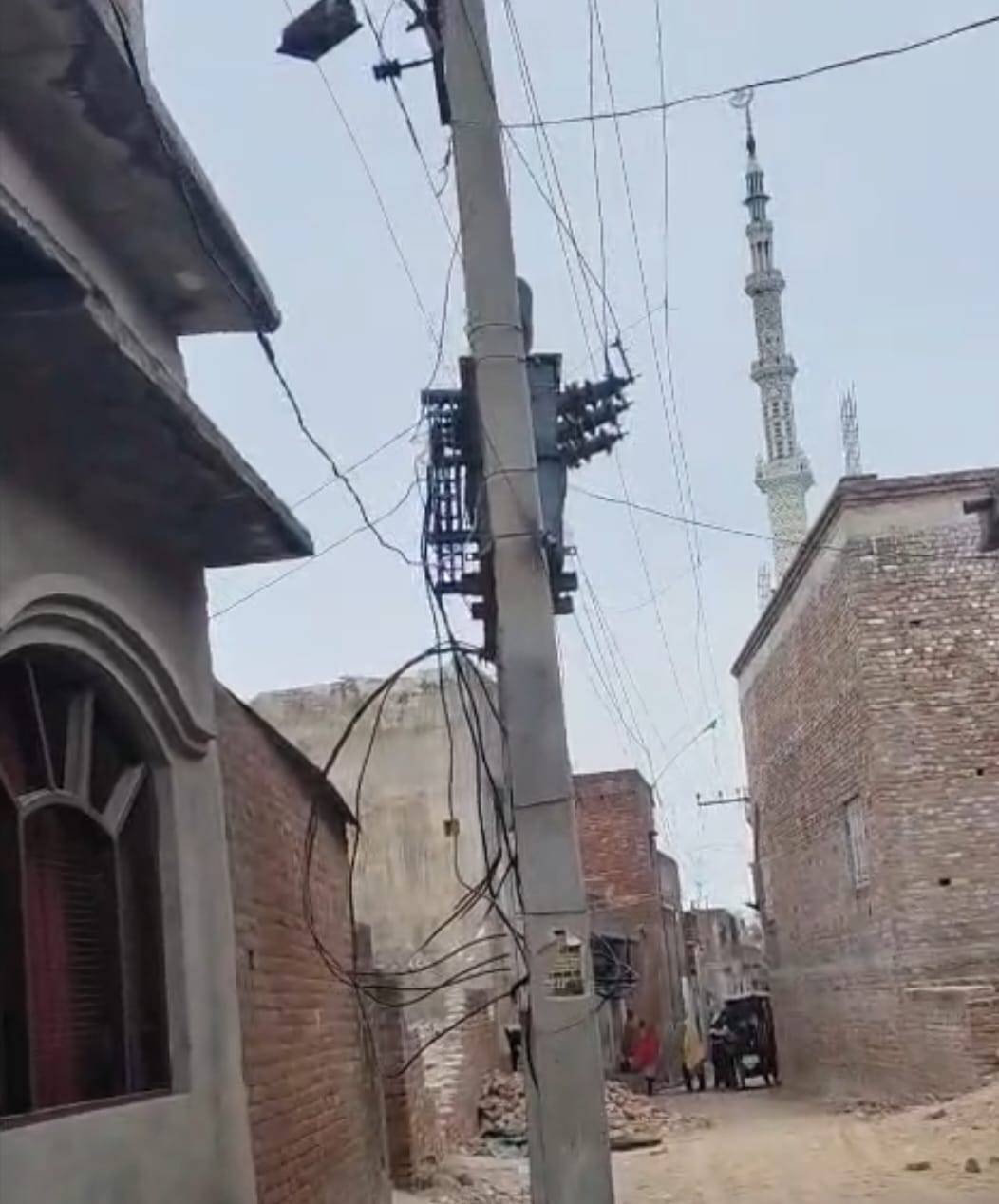 गंजडुंडवारा के निजी अस्पताल में भर्ती करंट की चपेट में आने से झुलसा युवक । संवाद गंजडुंडवारा के निजी अस्पताल में भर्ती करंट की चपेट में आने से झुलसा युवक । संवाद