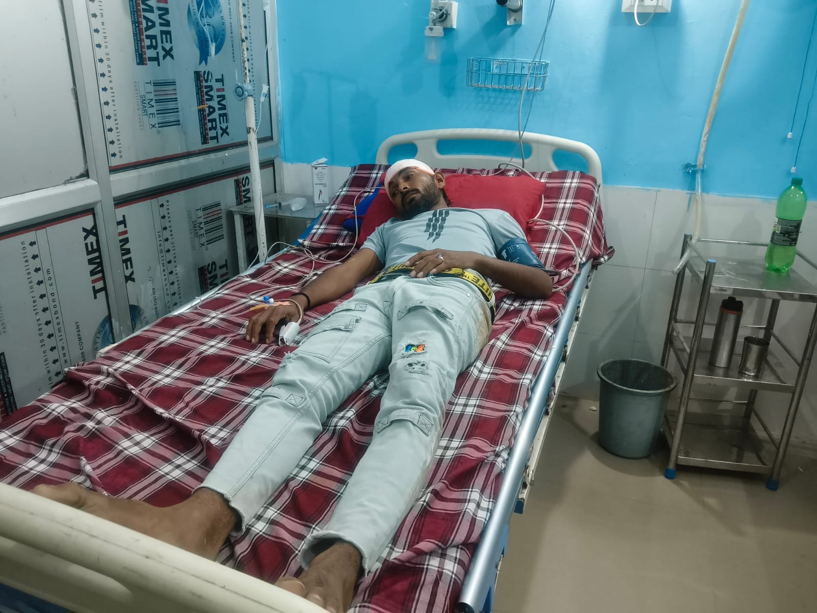 गंजडुंडवारा के निजी अस्पताल में भर्ती करंट की चपेट में आने से झुलसा युवक । संवाद गंजडुंडवारा के निजी अस्पताल में भर्ती करंट की चपेट में आने से झुलसा युवक । संवाद