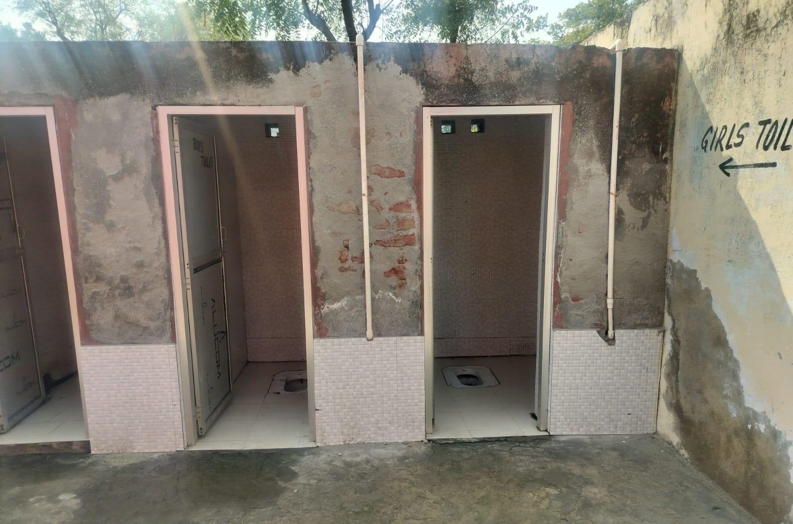 गढ़ी बोलनी स्थित राजकीय विद्यालय में खराब स्थिति में पड़े शौचालय।संवाद गढ़ी बोलनी स्थित राजकीय विद्यालय में खराब स्थिति में पड़े शौचालय।संवाद