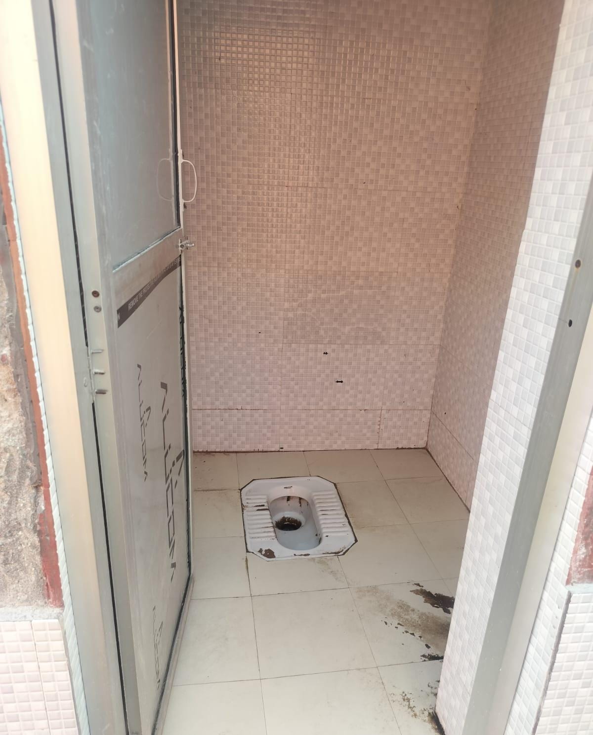 गढ़ी बोलनी स्थित राजकीय विद्यालय में खराब स्थिति में पड़े शौचालय।संवाद गढ़ी बोलनी स्थित राजकीय विद्यालय में खराब स्थिति में पड़े शौचालय।संवाद