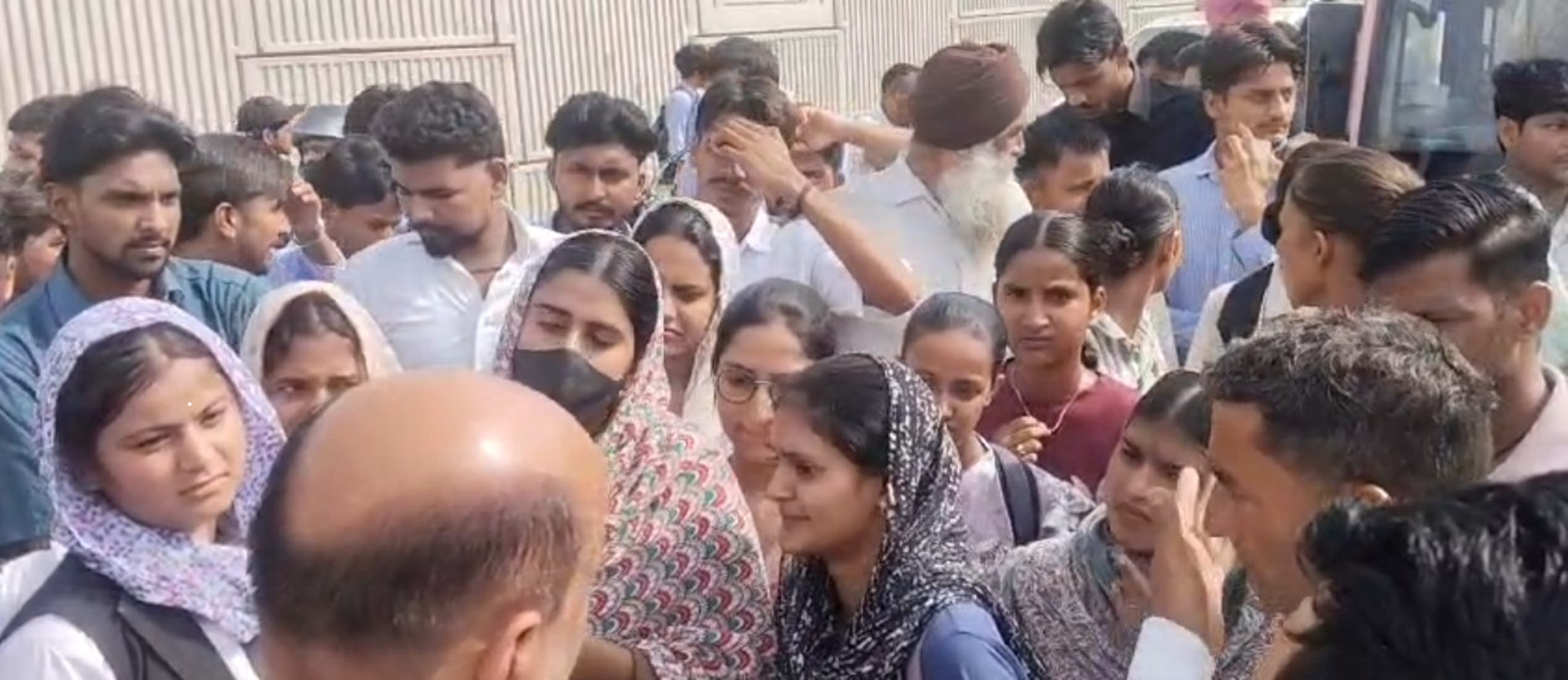 हाईवे पर जाम के दौरान छात्राओं से बात करते रोडवेज के इंस्पेक्टर प्रताप सिंह। संवाद हाईवे पर जाम के दौरान छात्राओं से बात करते रोडवेज के इंस्पेक्टर प्रताप सिंह। संवाद