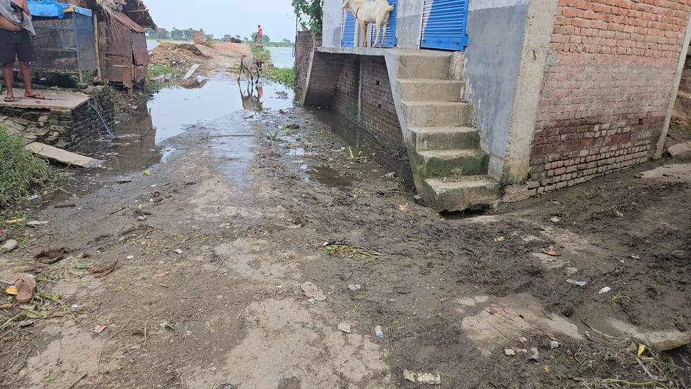 जलस्तर घटने के बाद औड़िहार के वराह घाट पर गंगा में स्नान करते लोग। संवाद जलस्तर घटने के बाद औड़िहार के वराह घाट पर गंगा में स्नान करते लोग। संवाद