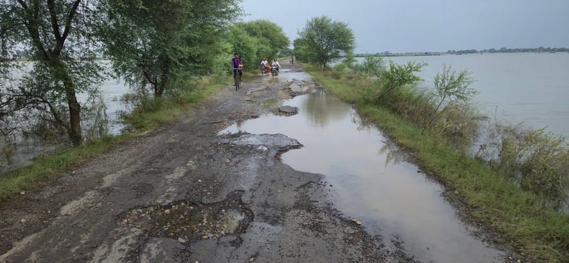 जलस्तर घटने के बाद औड़िहार के वराह घाट पर गंगा में स्नान करते लोग। संवाद जलस्तर घटने के बाद औड़िहार के वराह घाट पर गंगा में स्नान करते लोग। संवाद