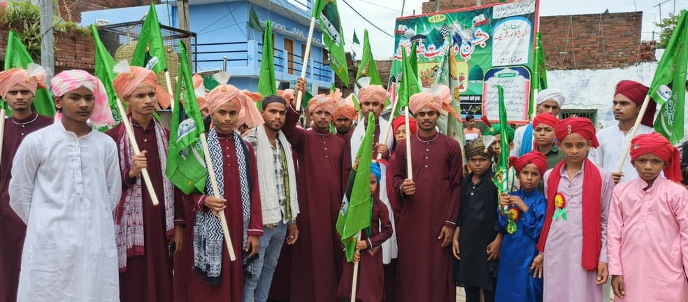 जश्न ईद मिलादुन्नबी पर खीरी टाउन कस्बे में मखदूम साहब की मजार सजी हुई। संवाद