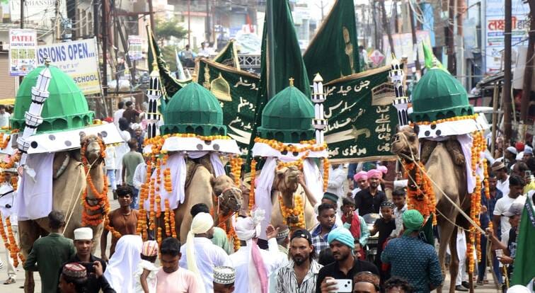 जश्न ईद मिलादुन्नबी पर खीरी टाउन कस्बे में मखदूम साहब की मजार सजी हुई। संवाद