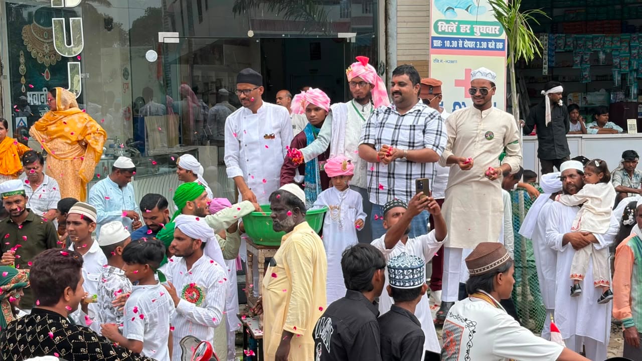 जश्न ईद मिलादुन्नबी पर खीरी टाउन कस्बे में मखदूम साहब की मजार सजी हुई। संवाद