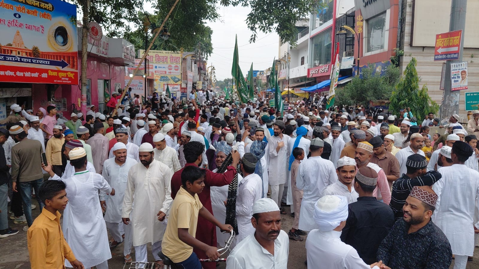 जश्न ईद मिलादुन्नबी पर खीरी टाउन कस्बे में मखदूम साहब की मजार सजी हुई। संवाद