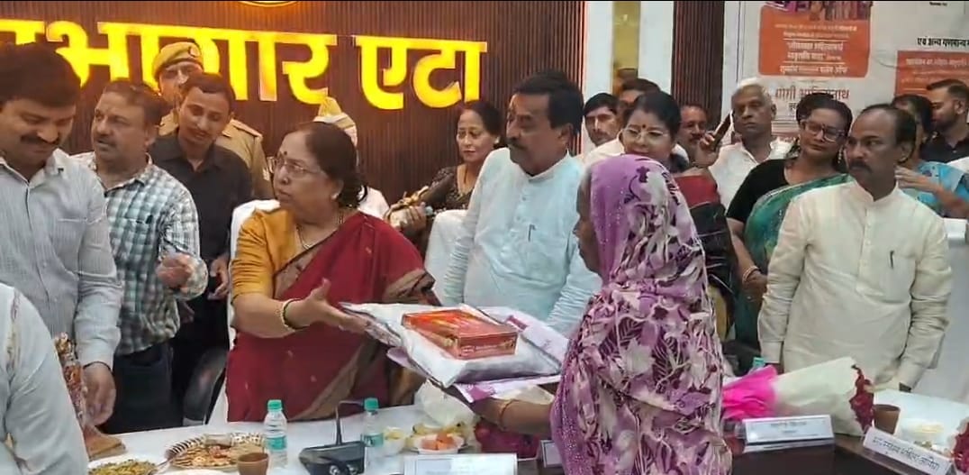 कलेक्ट्रेट सभागार में वृद्ध महिलाओं को फ्री बस सेवा की जानकारी देती केबिनेट मंत्री बेबी रानी मौ